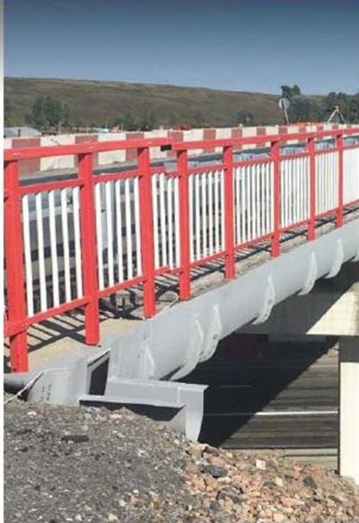 Водоотводные лотки на мостовом сооружении